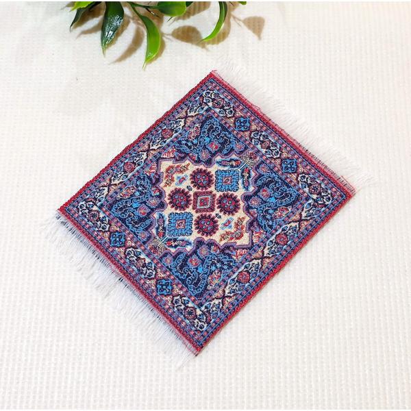 オリエンタル柄が可愛いミニチュアカーペット。ミニサイズながらも存在感が有ります。お気に入りの小物を置いても素敵ですね。裏側にゴム製のマットが貼って有ります。ディスクやテーブルに傷がつきにくいです。【サイズ】１３ｘ１０ｃｍ（フリンジ含む）目安...