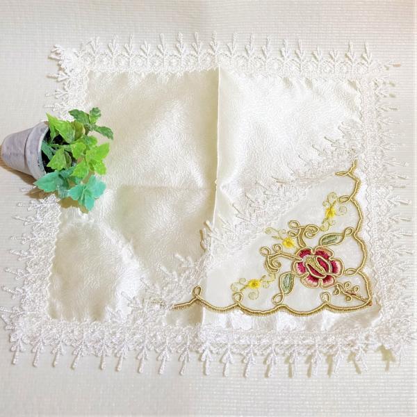 おしゃれなレースナプキンです。花の刺繍と周りには可愛らしいレースが、施されています。特に、花の部分はコード刺繍の様な感じに、仕上がっており、ナプキンに付けられています。お菓子やデザート皿を乗せたり、お気に入りの小物を置いても素敵ですね。また...