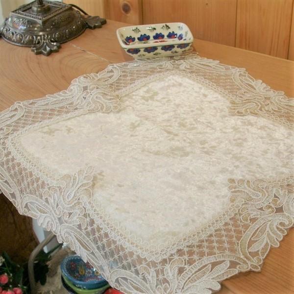 トルコの素敵なテーブルセンター。季節を問わずテーブルの上にあるだけでとても華やかになります。また、花瓶敷としてもお気に入りの小物を置いて頂いても良いですね。リビングやキッチンが明るくおしゃれな雰囲気になります。【サイズ】３９ｘ３９ｃｍ（一番...