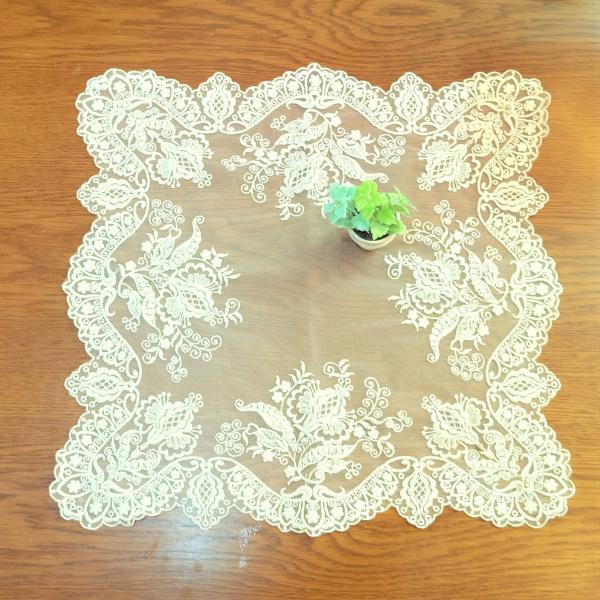 エキゾチックな花のデザインがとても美しいクロスです。テーブルのセンターに置いてもワンポイントになって素敵です。また薄いグリーン色に花模様の所々にビーズなどが施されておりとても上品に仕上がっています。花瓶敷きにしたりやお菓子を入れたお皿を乗せ...