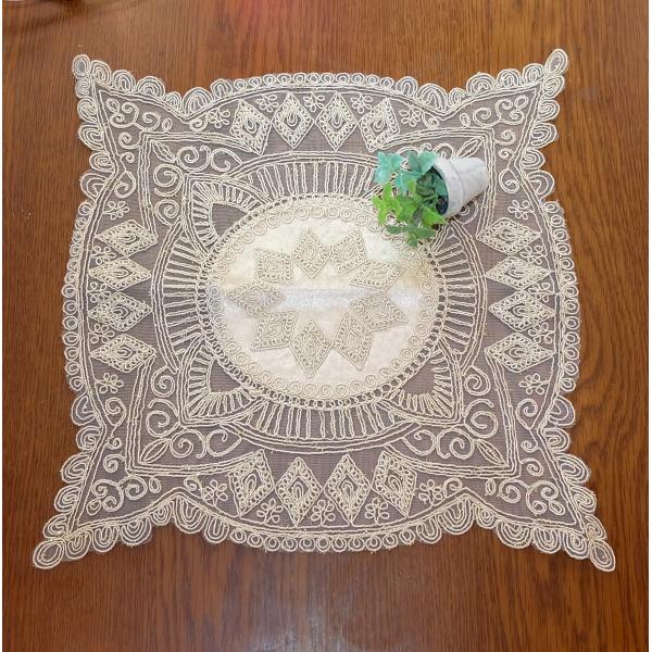 エキゾチックなデザインがとても美しいテーブルセンター。こちらはNO33のデザインが同じの四角型です。薄いブラウン色にコード刺繍が映えるトルコの素敵なお品物です。花瓶敷きやお菓子などの小鉢を置いても華やぐ事でしょう。お客様やお友達にもご好評を...