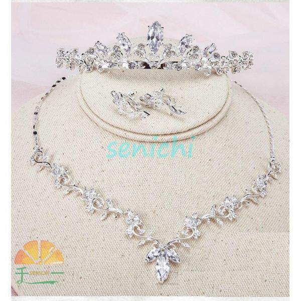 ティアラと、ネックレス＋イヤリングorピアスのセットです。ウエディングや二次会パーティーなどに◎【対象年齢：12歳以上】【サイズについて】ティアラ：直径約12cmネックレス：約45cmピアス?イヤリング：約2.5cm【素材について】合金【カ...