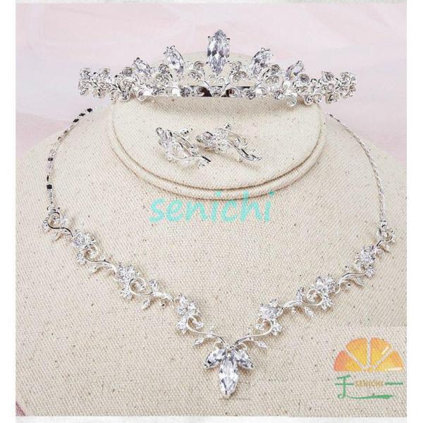 ティアラと、ネックレス＋イヤリングorピアスのセットです。ウエディングや二次会パーティーなどに◎【対象年齢：12歳以上】【サイズについて】ティアラ：直径約12cmネックレス：約45cmピアス?イヤリング：約2.5cm【素材について】合金【カ...