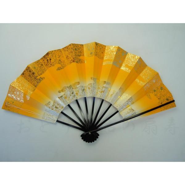 天と地に雲と砂子を配置した舞扇子です。長さ/約29cm。広がり/約50cm。扇骨/黒塗。扇面/両面同じ柄。9寸5分。標準的なサイズの舞扇子です。日本製（国産京扇子）。扇箱等は付いていません。親骨には重さのバランスを取るためのおもりが埋め込ん...