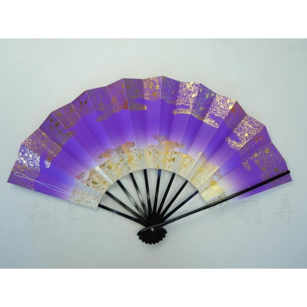 天と地に雲と砂子を配置した舞扇子です。長さ/約29cm。広がり/約50cm。扇骨/黒塗。扇面/両面同じ柄。9寸5分。標準的なサイズの舞扇子です。日本製（国産京扇子）。扇箱等は付いていません。親骨には重さのバランスを取るためのおもりが埋め込ん...