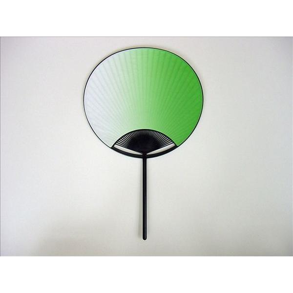 踊り用の黒プラスチック丸柄のぼかしうちわです。持ち手の部分は丸くなっています。長さ　約39cm。持ち手の長さ　約16cm。最大幅　約24cmです。両面同じ模様です。