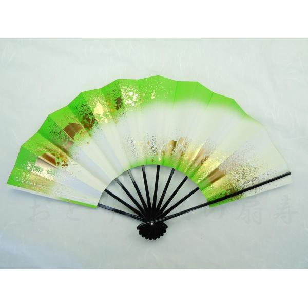 両褄ちらし (りょうつまちらし)長さ/約29cm。広がり/約50cm。扇骨/黒塗。扇面/両面同じ柄。9寸5分標準的なサイズの舞扇子です。日本製（京都）。扇箱等は付いていません。カタログ番号　愛　1211親骨には重さのバランスを取るためのおも...