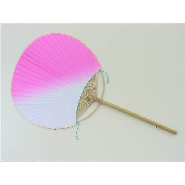 踊り用　丸柄小丸団扇です。持ち手の部分は丸くなっています。長さ　約40.5cm。最大幅　約22cm。重さ　約18ｇ。柄のみの長さ　約19.5cm。両面同じ絵柄です。柄の太さは約8mmほどですが、自然の素材を使用しているため品により多少ばらつ...