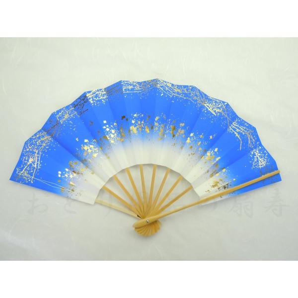 天に松葉、地に小石を金箔でデザインした舞扇子 天地小石です。長さ/約29cm。広がり/約50cm。扇骨/白竹。扇面/両面同じ柄。9寸5分標準的なサイズの舞扇子です。日本製（京都）。扇箱等は付いていません。親骨には重さのバランスを取るためのお...