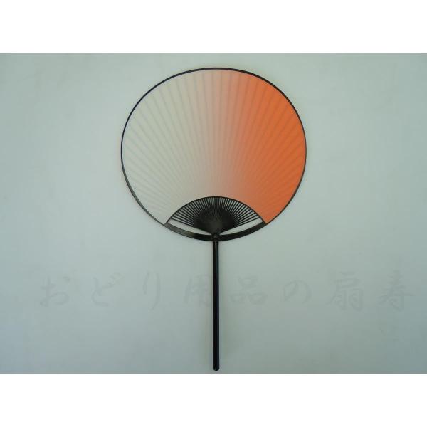 踊り用の黒プラスチック丸柄のぼかしうちわです。持ち手の部分は丸くなっています。長さ　約39cm。持ち手の長さ　約16cm。最大幅　約24cmです。両面同じ模様です。