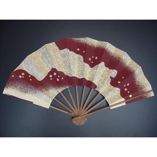 茶の部分には顔料を使用しています。長さ/約29cm。広がり/約50cm。扇骨/スス竹骨。扇面/両面同じ柄。9寸5分標準的なサイズの舞扇子です。日本製（京都）。扇箱等は付いていません。カタログ番号　愛　1353親骨には重さのバランスを取るため...