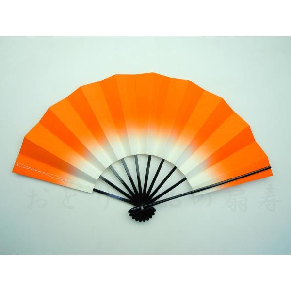 朱、黒塗骨シンプルですが飽きの来ないデザインで、昔からイベントや日本舞踊の稽古用、祭り、団体踊りなどに人気のある商品です。長さ/約29cm。広がり/約50cm。扇骨/黒塗。扇面/両面同じ柄。9寸5分標準的なサイズの舞扇子です。日本製（京都）...