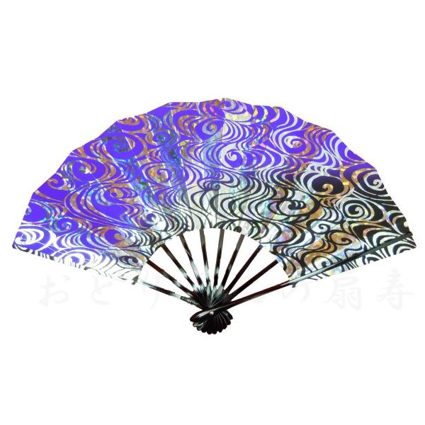 日本製の高級舞扇子です。銀光彩箔。長さ/約29cm。広がり/約50cm。扇骨/黒塗骨。扇面/両面同じ柄。9寸5分。標準的なサイズの舞扇子です。日本製（国産京扇子）。扇箱等は付いていません。親骨には重さのバランスを取るためのおもりが埋め込んで...