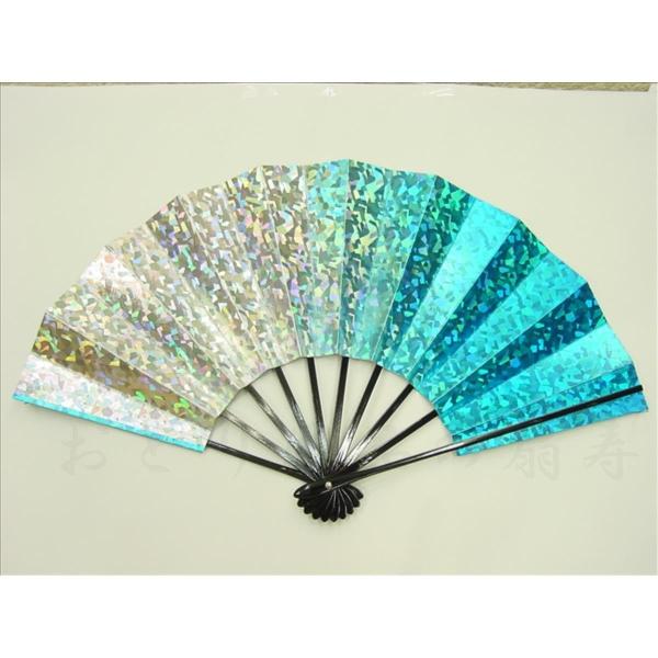 表面はホログラム加工で複雑な光の反射をします。長さ/約29cm。広がり/約50cm。扇骨/黒塗骨。扇面/両面同じ柄。9寸5分標準的なサイズの舞扇子です。日本製（京都）。扇箱等は付いていません。親骨には重さのバランスを取るためのおもりが埋め込...