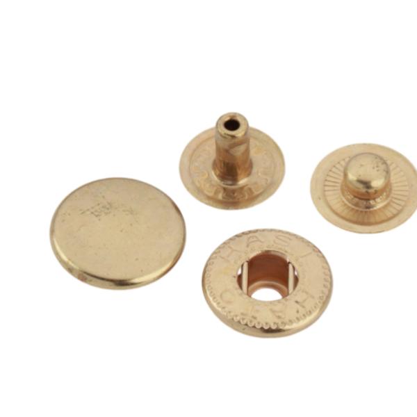 生産国：日本真鍮材標準サイズセット頭+バネ+ダボ+ホソ   1セットにつき4つの部品、10セット入りバネホックは、日常生活に便利なアイテムです。バッグやポーチ、財布など、様々なアイテムに取り付けて使用できます。バネの力で開閉するので、素早く...