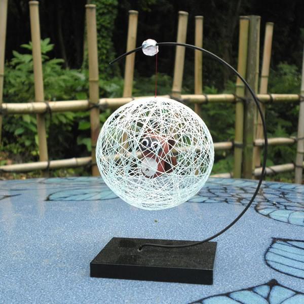 日本で買えるのは当店ダケ屋島山上扇誉亭オリジナル絹てまり屋島太三郎狸タイプ：スタンド1個吊りタイプカラー：水色素材：絹糸、千代紙他サイズ：高さ 約12cm、絹玉 直径約5.5cm※店頭でも販売していますので在庫切れ表示が間に合わない場合もご...