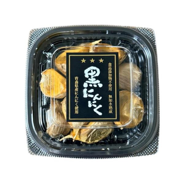 青森県産のにんにくをじっくり熟成させ、皮をむいて食べやすい状態に仕上げた黒にんにくです。砂糖や保存料は一切使用せず、熟成による自然な甘酸っぱさと柔らかい食感が特徴です。健康維持のため、1日1〜2片（約10g）を目安にお召し上がりください。名...