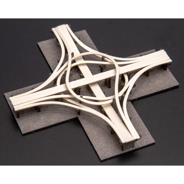 なめらかな曲線と複雑に交差するジャンクションの魅力を手軽に楽しめる模型にしました。組立てが簡単にできるよう台紙と道路パーツに取付けガイドがついています。サイズ：幅75mm x 奥行75mm x 高さ約10mm