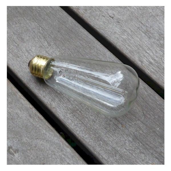 レトロな感じの電球です。1879年に発明されたエジソンランプ（カーボンフィラメント）と同じ形ですが、330ルーメンとE17ミニ球の25Wと40Wの間に相当する明るさです。