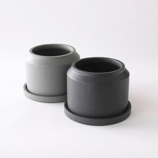 セメント素材に色を乗せたカジュアルなデザインポット。どんなインテリアとも相性の良いシンプルなデザインで、中に入れる植物を引き立ててくれます。無機質×グリーンが映えるスタイリッシュな組み合わせテーブルや床などの家の中に多くある有機素材。正反対...