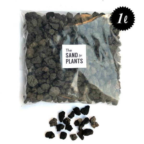 【商品詳細】鉄分・ミネラルを含んだ富士山山麓に堆積した天然火山灰を原料とした溶岩石化粧砂として使ったり、他の用土と混ぜこんで使用できます当店にて洗浄・サイズ選別し、微塵を除去、乾燥させています。mulching_banner