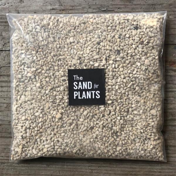 手作業で洗浄し、微塵を除去した小粒軽石。一般的な軽石は酸性寄りですが、本商品のPHは中性のため、酸度調整の必要がありません化粧砂として使ったり、他の用土と混ぜこんで使用できます。産出地：石川県金沢市郊外※主に白色ですが、天然素材のため、ひと...