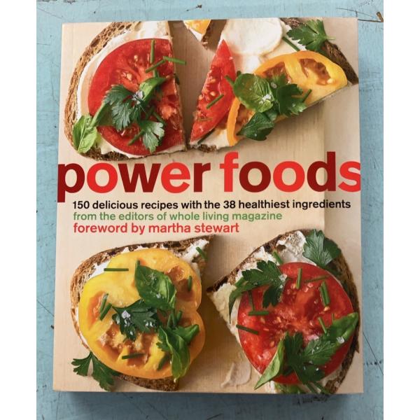 パワーフードのレシピ本。38種類の健康食材を使った150ものレシピがまとめられています。384ページ表紙にプライスシール剥がし跡薄くありますが本編概ね良好