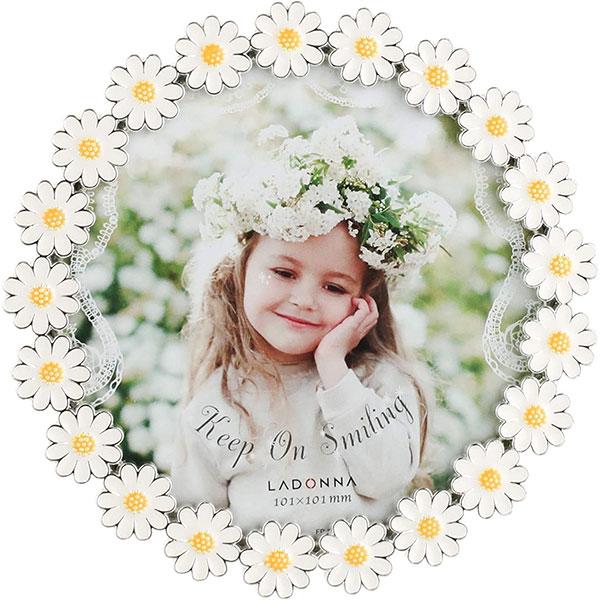・ミニサイズのお写真が1枚収納可能。・爽やかなカモミールをあしらったフレーム。[主な仕様] 外寸：φ119内寸：φ101窓寸：φ88主な材質：亜鉛合金、エポキシ[LADONNA BJ11M フォトスタンド 写真立て 額縁 フラワーフレーム ...