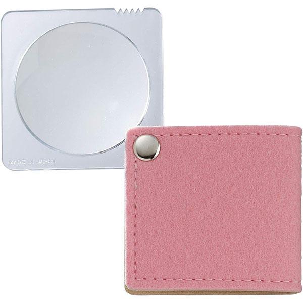 ・倍率3.5倍のポケットルーペです。コンパクトながらもレンズ部分が大きく、細かい文字まで見やすい仕様。 ・レンズ側面の一部にギザギザのカットを入れ、指をかけてクルッと回すことで出し入れがしやすくなっています。・フェルト地の優しい手触りと鮮や...