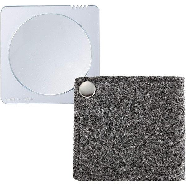 ・倍率3.5倍のポケットルーペです。コンパクトながらもレンズ部分が大きく、細かい文字まで見やすい仕様。 ・レンズ側面の一部にギザギザのカットを入れ、指をかけてクルッと回すことで出し入れがしやすくなっています。・フェルト地の優しい手触りと鮮や...