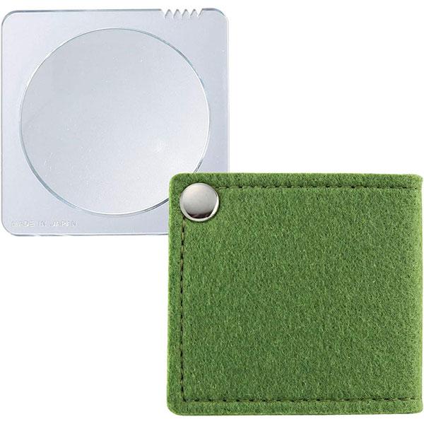 ・倍率3.5倍のポケットルーペです。コンパクトながらもレンズ部分が大きく、細かい文字まで見やすい仕様。 ・レンズ側面の一部にギザギザのカットを入れ、指をかけてクルッと回すことで出し入れがしやすくなっています。・フェルト地の優しい手触りと鮮や...