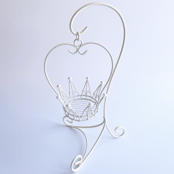 ゆらゆら揺れる、ワイヤー製のかわいいフラワーベースとシンプルなスタンドのセット。オフィスやリビングのインテリアにしたり、ポプリを入れて寝室に置いたり、玄関に置けばキートレーに、またガーデニングのポイントにといろいろ活用できます。フラワーアレ...