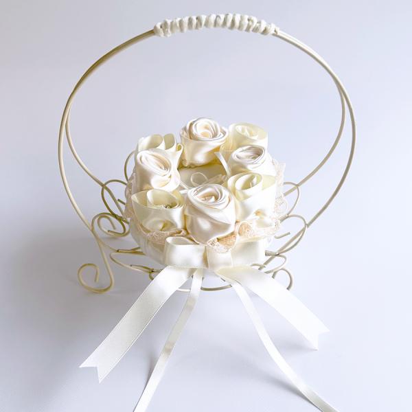 ミルキーな色合いのキュートなサーバーバスケットとエレガントなローズのリングピローがお二人の指輪を大切に運びます。人前式やチャペル式、教会式の結婚式に。リングボーイやリングガールが運んできて、指輪交換を演出するのにピッタリなリングピローのセッ...