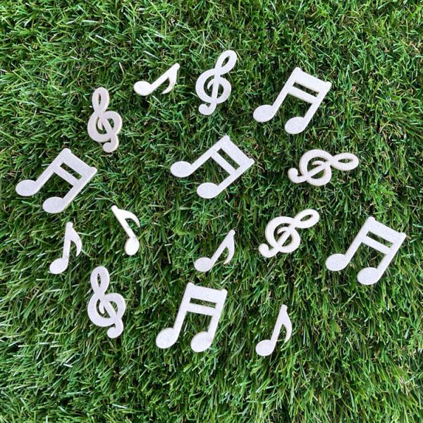 かわいい音符の木製パーツ。フラワーアレンジや、結婚式の手作りウェルカムボード、店頭ディスプレイに。音楽が好きな方へのお誕生日プレゼントのラッピングに使っても素敵です。木製のパーツは、両面テープや、手芸用ボンドで貼るだけなので、早くてカンタン...
