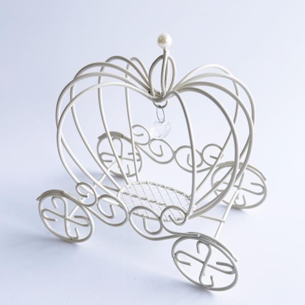 ロマンチックなカボチャの馬車型のフラワーベース。フラワーベース用の花器として、お花やリボンでアレンジしたり、結婚式やイベント、ショーケースの装飾に使ったり、ポプリなどを入れてお部屋や玄関のインテリアにしても素敵です。【内容】ワイヤー馬車Sサ...