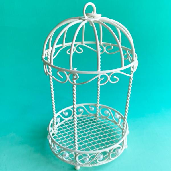 ワイヤー製のかわいい鳥かご型フラワーベース。ナチュラルウェディングや、草原イメージの装飾にぴったりです。お花やリボンで飾って鳥好きなお友達への誕生日プレゼントやクリスマスプレゼントにしたり、お部屋のインテリアにしたり、といろいろ活用できます...