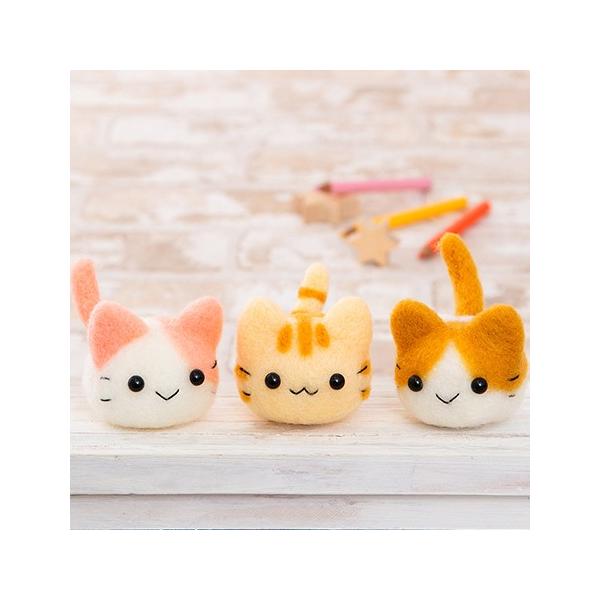 難易度 ★☆☆イージーアクレーヌフェルトで作るキュートな三つ子のネコちゃんのマスコット。淡いピンクカラーの「いちごミルク」、虎猫の「とら」、茶色のブチの「ニケ」の3匹のねこが作れます。人気作家はっとりみどり先生の可愛いデザインです。フェルト...