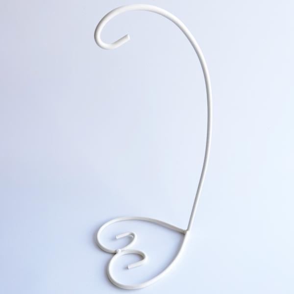 結婚式のリングピローをかけたり、フラワーアレンジやリースをかけてインテリアにできるハートスタンド。アイデア次第で様々なアイテムに使えます。【サイズ】約　高さ27.5cm幅14・奥行き11.5cm※多少の誤差はご容赦ください。【色合い】ミルキ...