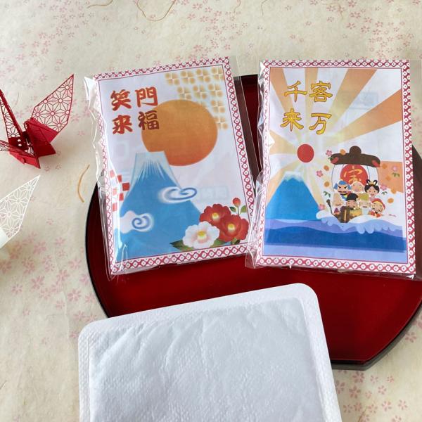 心温まるプチギフト、おみくじ付きの貼るカイロです。冬の寒さを和らげながら楽しむことができます。「千客万来」には七福神と富士山と初日の出。「笑門来福」には日本一の富士山と椿（英名カメリア）の花。椿は冬になっても葉が落ちない常緑樹で、受験生の縁...