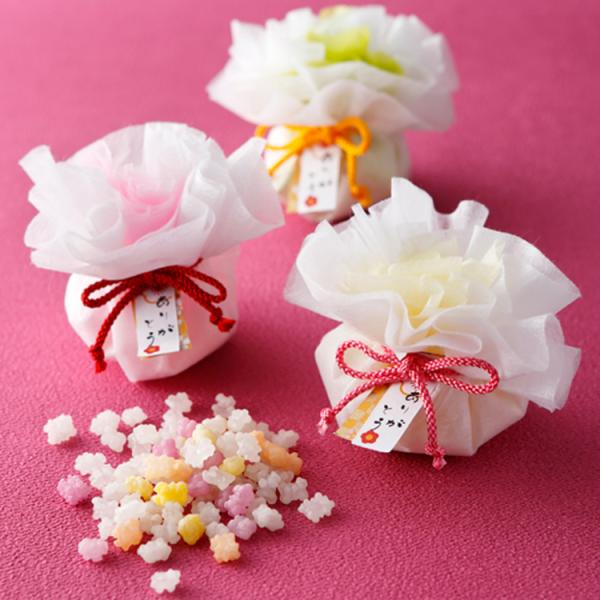 お花のようなラッピングが可愛らしい、カラフルな金平糖のプチギフト。リボンの下には「ありがとう」のタグがついているので、さりげなく日頃の感謝を伝えるのに最適です。◆内容●花包み 金平糖 ×1個・こんぺいとう約20ｇ入り※パッケージカラーの指定...