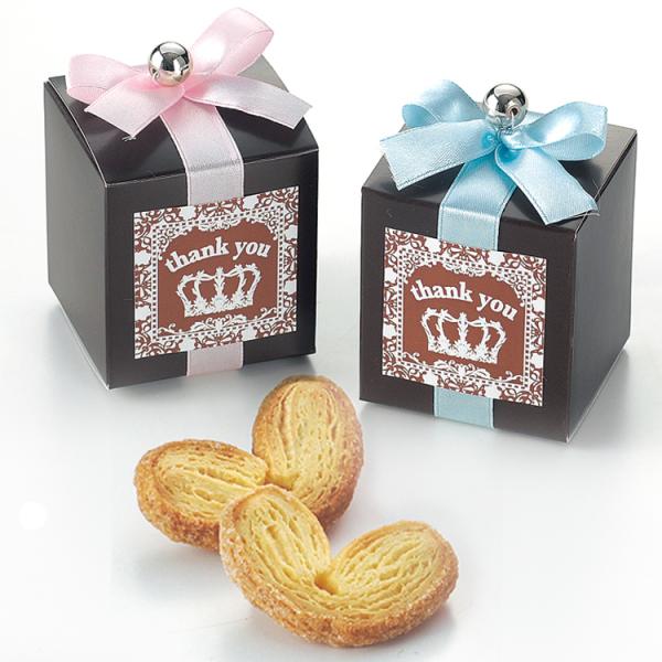 「栄光」や「富」を表すクラウン（王冠）とリボンのデザインは、特別なゲストへ贈るのにふさわしいアイテム。中にはかわいいハートシェイプのリーフパイが入っています。thank youと、シンプルななかにも感謝の気持ちを表すメッセージが込められてい...