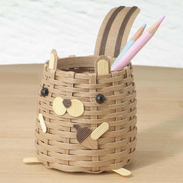 難易度：★★☆☆☆制作時間の目安：約2-3時間自分で作るから、愛着が湧く。ドングリを持ってる可愛いシマリスはペン立てや小物入れに使えます。子どもからお年寄りまで、誰でも簡単に作れるペーパークラフトの手作りキットです。エコクラフトとは、お米な...