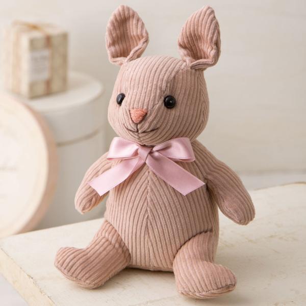 【重要】綿はついておりません。綿・ぬいぐるみ用の針がついたセット（hm481-518set）がオススメです。温かみのあるコーデュロイの生地で作るピンク色のウサギのぬいぐるみ。シンプルな作りで、着せ替えを楽しむことも可能です。＜こんなときに＞...