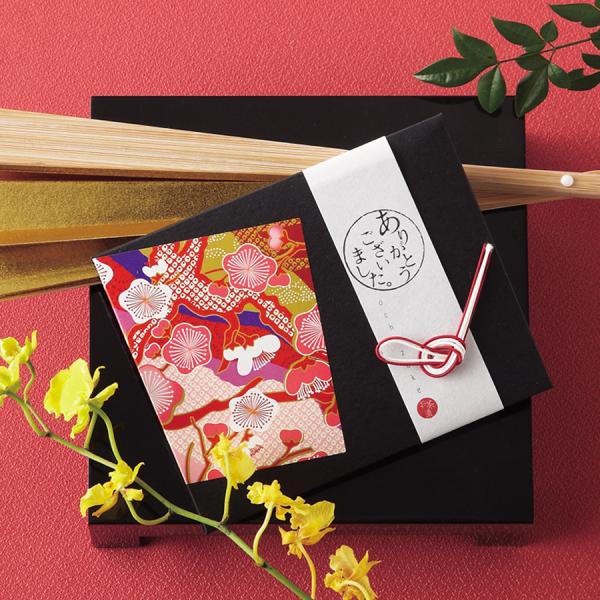 夜食にピッタリなお茶漬けセット。気の利いた贈り物は年代を問わず喜ばれます。着物柄のパッケージと水引きのラッピングは、とってもおめでたい雰囲気。丸囲みで「ありがとうございました。」と感謝の気持ちを込めています。ほっと和む、和の贈り物は、結婚式...