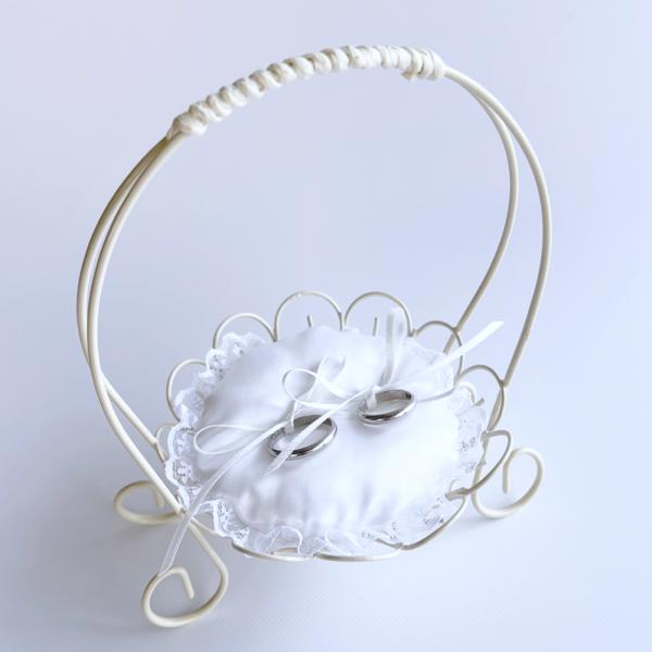 結婚式にはかわいいリングピローで。底には仲睦まじい６個のトンガリがあるお星様。ぐるっとハートで取り囲んだようなワイヤーのバスケットにシンプルな白のリングピローをセット。甥っ子さんや姪っ子さんにリングボーイ・リングガールとして運んでもらいまし...