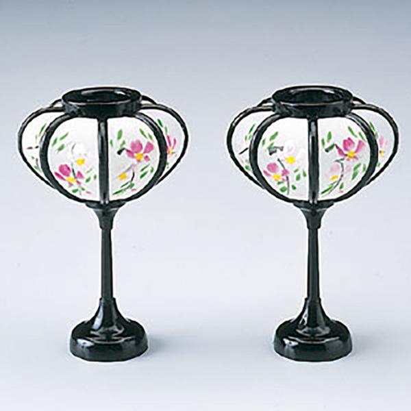 小さな雛人形用の雪洞（ぼんぼり）です。「あかりをつけましょ、ぼんぼりにー」と歌われているようにひな飾りには欠かせない存在のぼんぼり。お内裏様とお雛様は、結婚式の新郎新婦。その昔、結婚式は夜に行っていたため、「ほんのり明るい」ぼんぼりが必要だ...