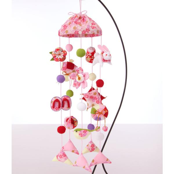 うさぎ・桜・梅・草履・打ち出の小槌・鶯（うぐいす）など、かわいいモチーフを使用した、縁起物を飾る「つるし雛」。その昔、近所の方が集まって作られた小さな人形や小道具には、赤ちゃんや子供の成長を願う大切なお守りとして、一つ一つに意味が込められて...
