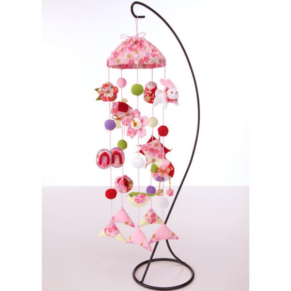 うさぎ・桜・梅・草履・打ち出の小槌・鶯（うぐいす）など、かわいいモチーフを使用した、縁起物を飾る「つるし雛」。その昔、近所の方が集まって作られた小さな人形や小道具には、赤ちゃんや子供の成長を願う大切なお守りとして、一つ一つに意味が込められて...