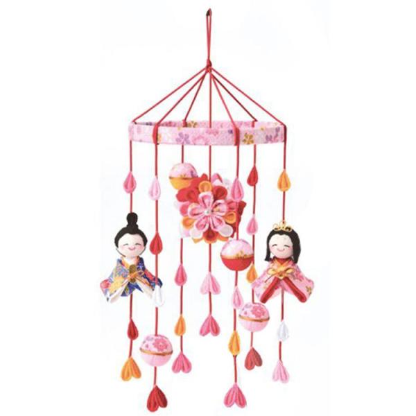 仲睦まじいお雛様＆お内裏様と、かわいい鞠やお花をモチーフにした縁起物を飾る「つるし雛」。お宮参りの産着などにもよく用いられている「鞠（まり）」は、長い糸を使って作られるので「円を結ぶ」とされる縁起もの。「円満な家庭を築けるように」「どんな困...