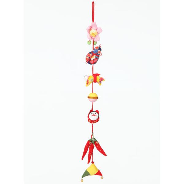 桜・ひょうたん・這い子人形・飾り玉・狛犬・とうがらし・三角。かわいいモチーフを使用した、縁起物を飾る「つるし飾り」（つるし雛）。その昔、近所の方が集まって作られた小さな人形や小道具には、赤ちゃんや子供の成長、家のお守りとして、一つ一つに意味...